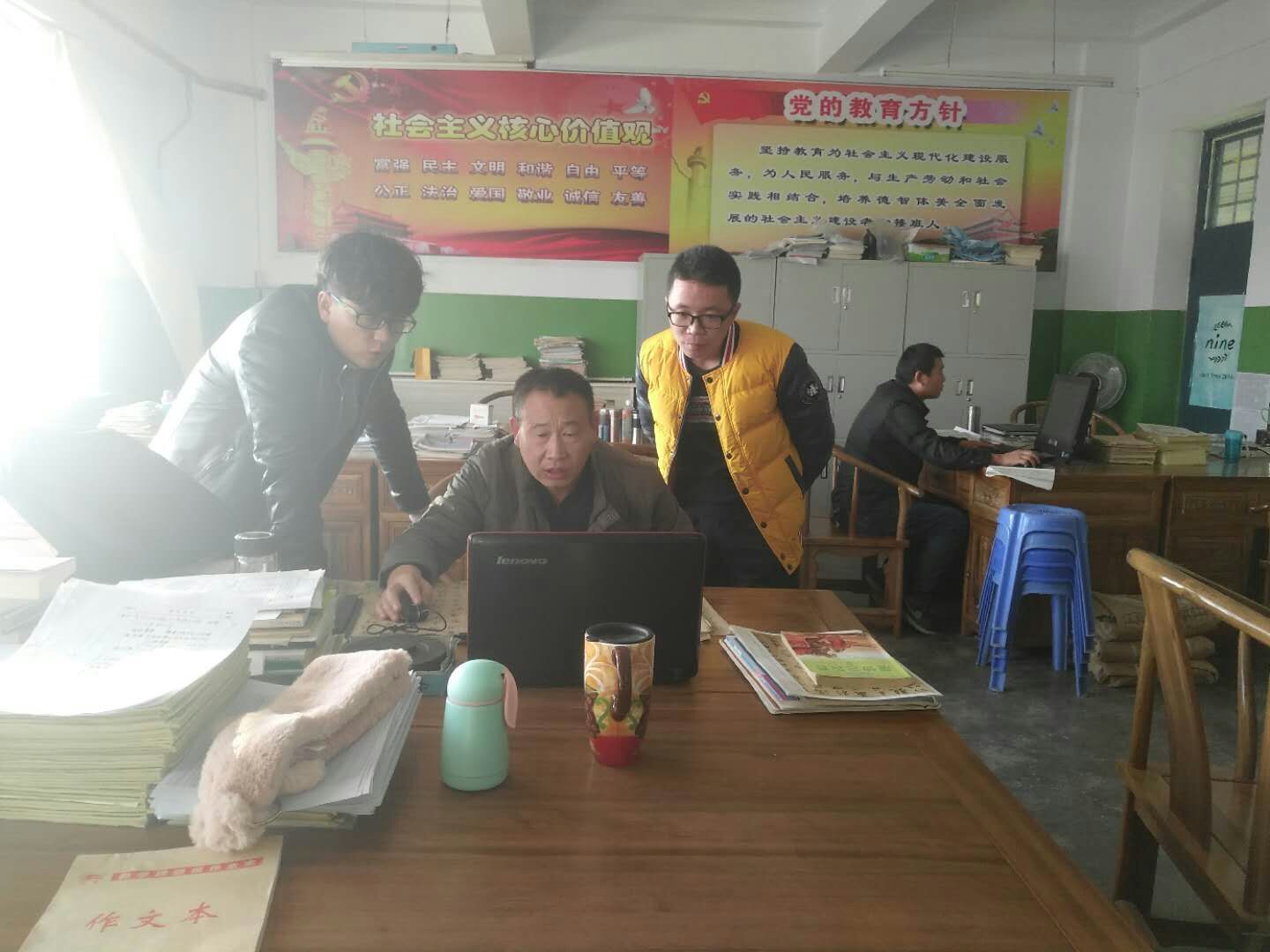 见习生在老师的指导下参与考试命题