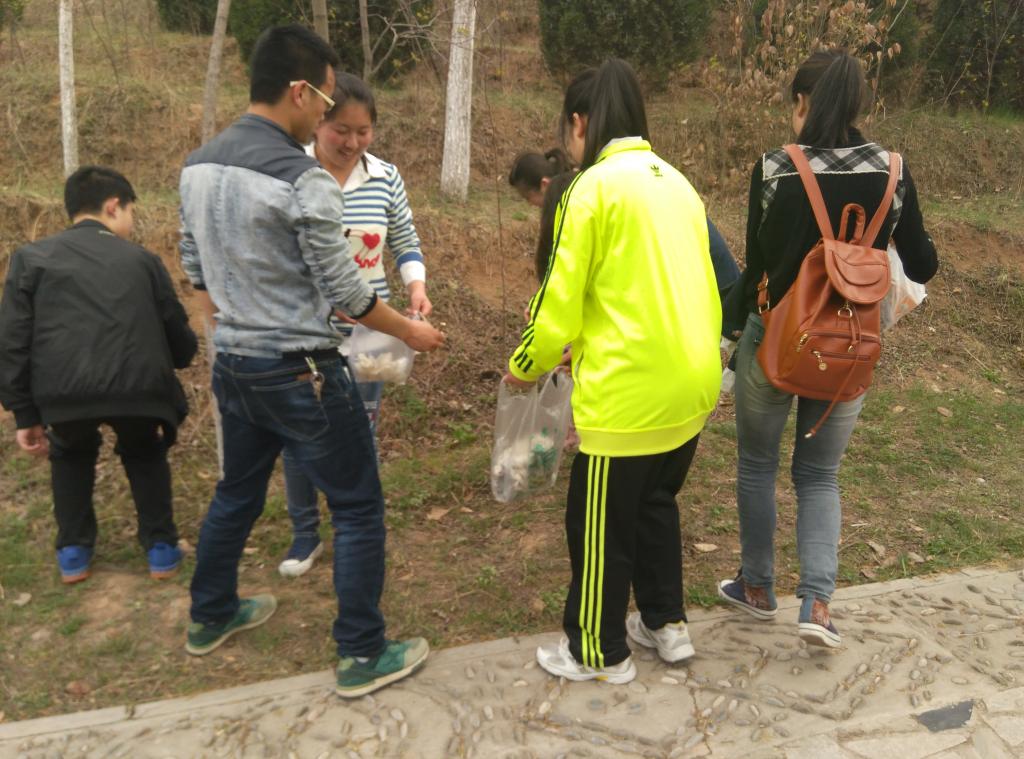 学生党小组捡废弃垃圾现场