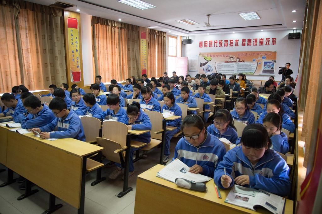 国培学员(后四排)认真观摩