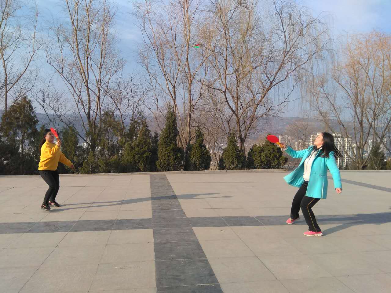 新浦京女教师进行板羽比赛