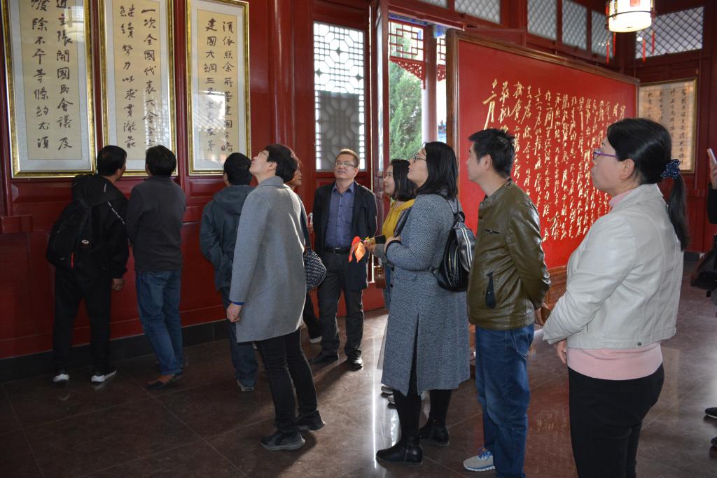 参观邓宝珊将军纪念馆