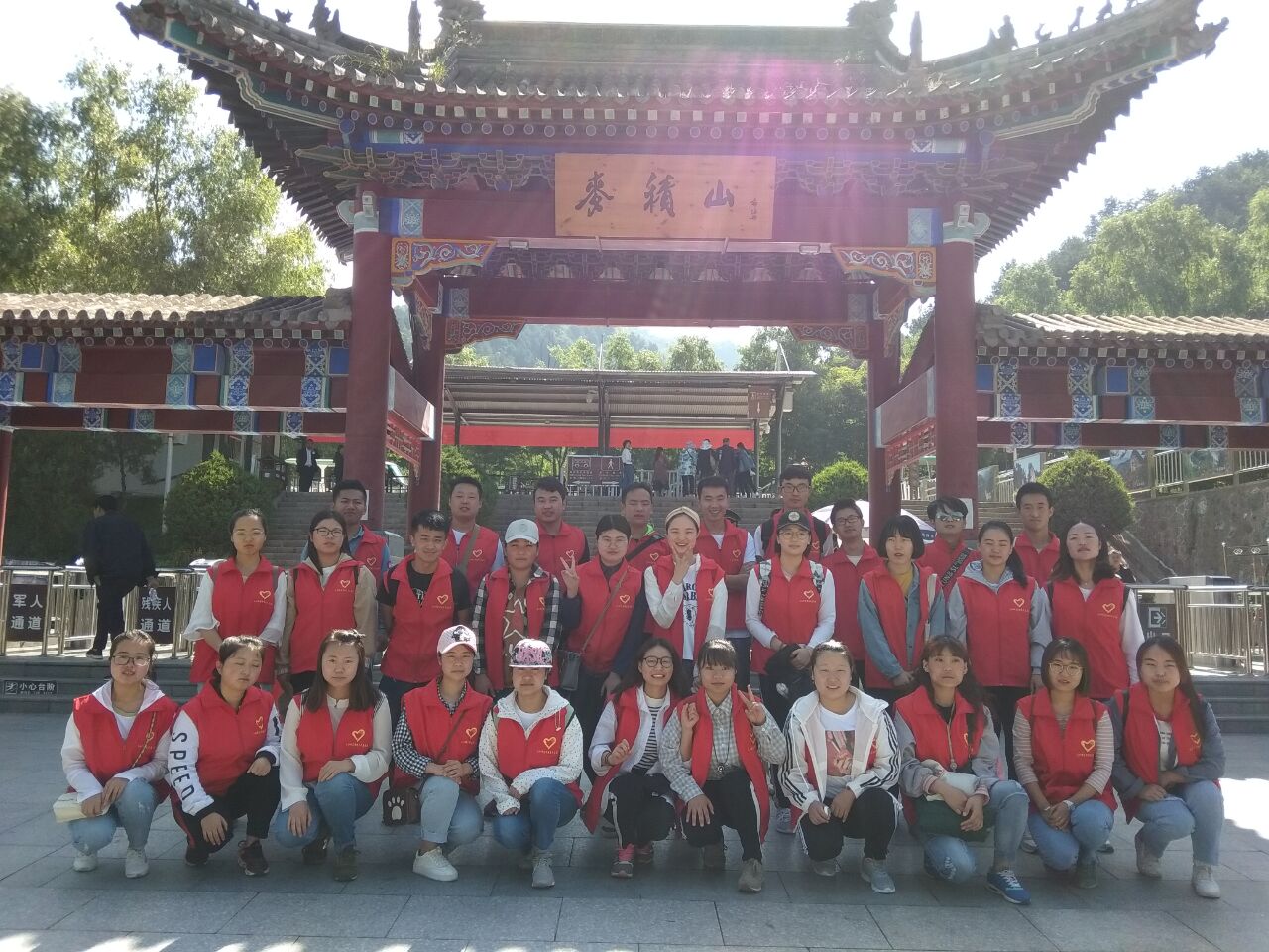 新浦京学生正在开展净化文化遗产景区环境志愿服务活动