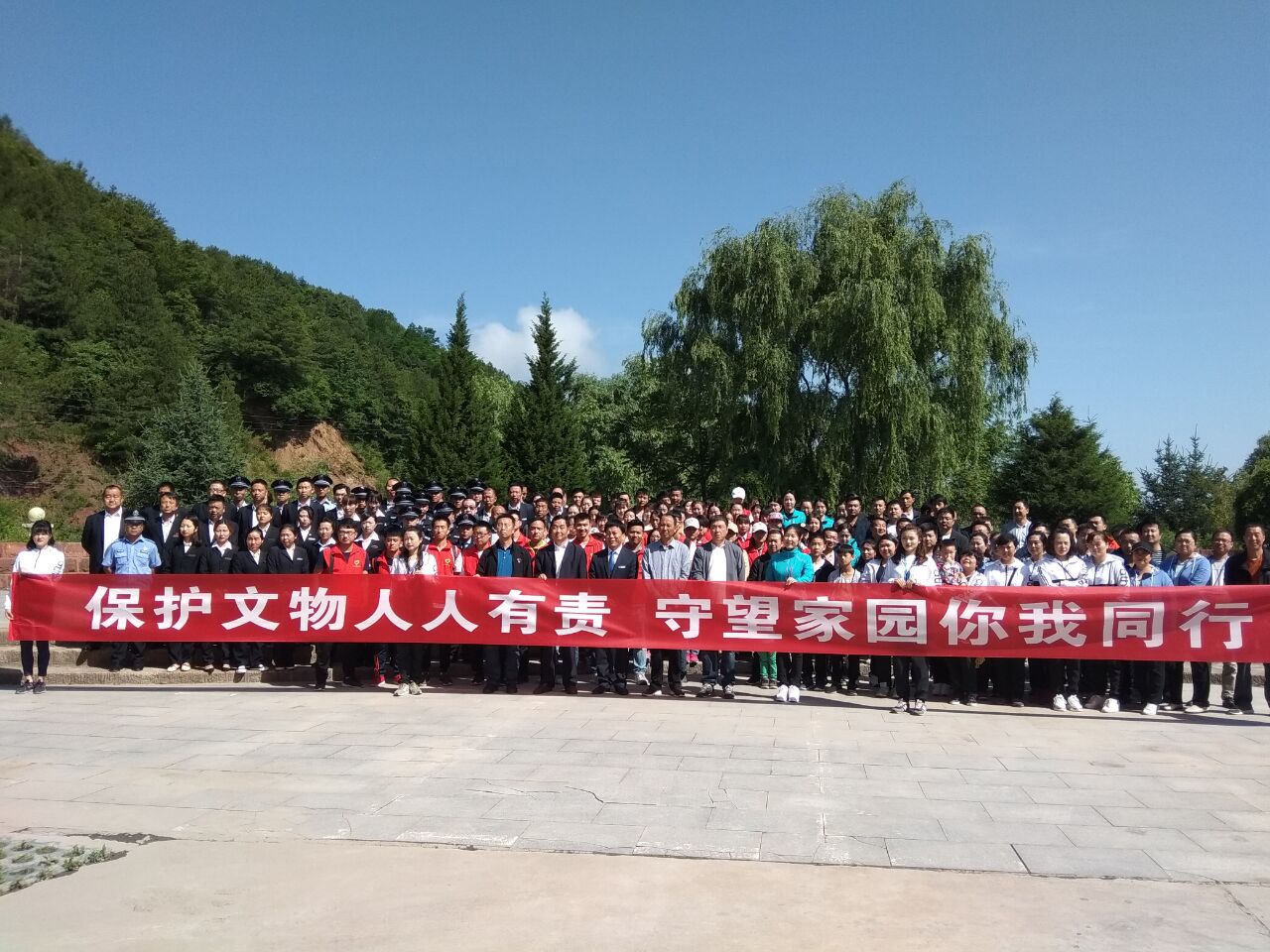 新浦京学生正在开展净化文化遗产景区环境志愿服务活动