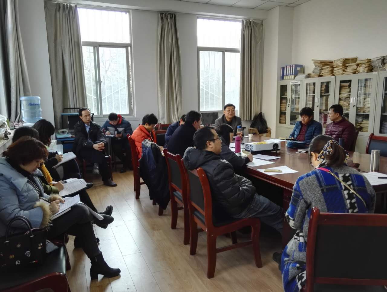 学院教职工认真学习十八届六中全会精神