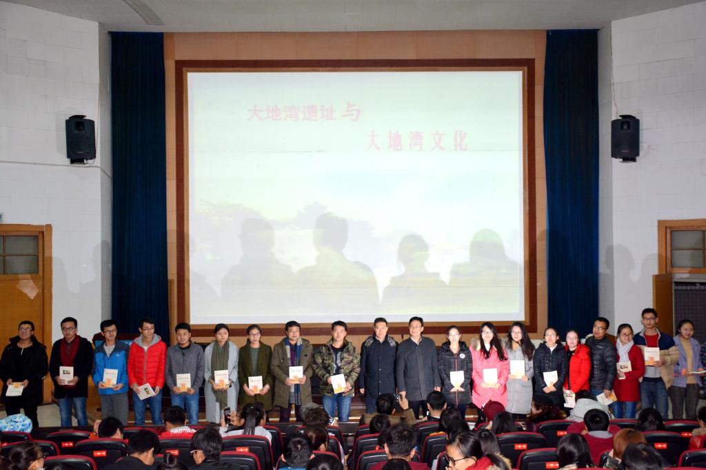 赠书仪式合影留念