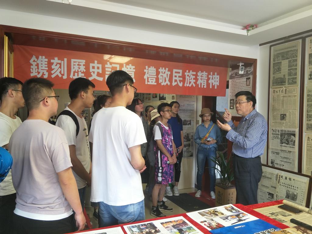 同学们在认真听汪馆长的解说