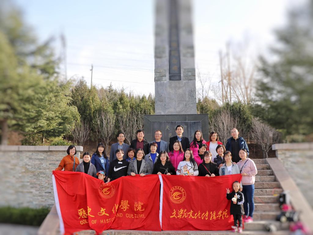 和文学与文化传播学院教师合影留念