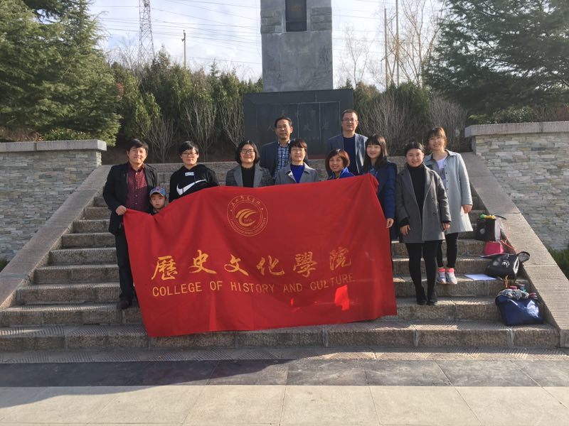 女教职工和男教师代表合影留念
